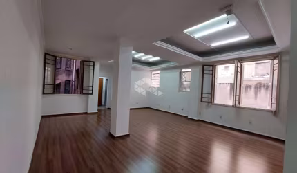 Apartamento 03 dormitórios com peças Amplas e Revitalizado no Centro Histórico.