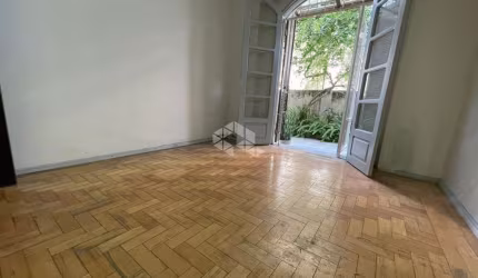 Excelente Apartamento de 3 dormitórios, 2 banheiros e vaga de garagem no limite do Menino Deus