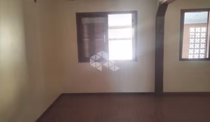 Casa de 3 dormitórios reformada, 62 m2 com 1 suíte, 1 vaga garagem coberta