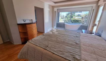 Lindíssima e ampla casa com 03 dormitórios 1 suíte, vista para o Guaíba e piscina