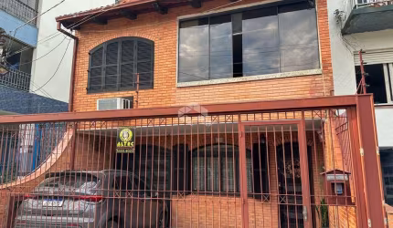 Excelente  Casa Sobrado com 481m² de área construída, composto por 5 dormitórios sendo 2 suítes, 3 andares com elevador, piscina e edícula aos fundos
