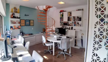 Sala comercial duplex no bairro Bom Fim, junto a Redenção