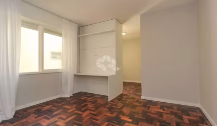 Apartamento 01 dormitorio desocupado, living, cozinha, area de serviço separada.