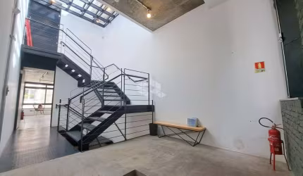 Prédio Comercial, Com 4 pisos com terraço no Bairro Centro Histórico, Porto Alegre.