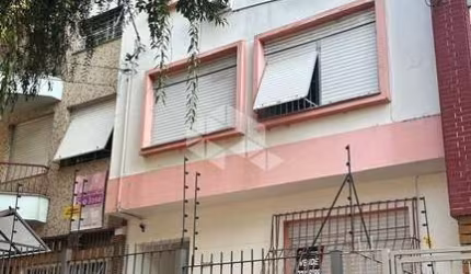 Apartamento 1 dormitorio terreo de frente, banheiro social e lavabo.