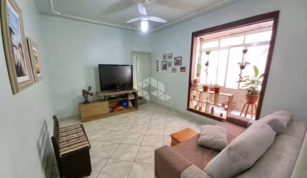 Apartamento 3 dormitórios frente com Sacada, living, 1 lance de escada.