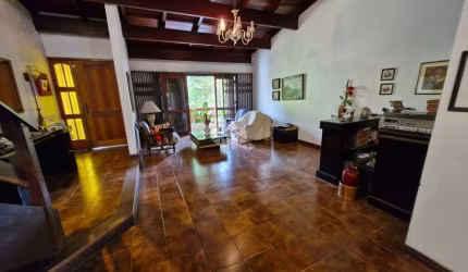 CASA NO BAIRRO  BOA VISTA, 2 VAGAS, 3 DORMITÓRIOS E 2 QUINTAIS.