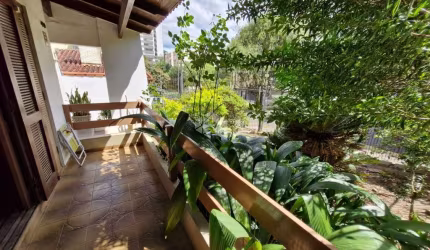 CASA NO BAIRRO  BOA VISTA, 2 VAGAS, 3 DORMITÓRIOS E 2 QUINTAIS.