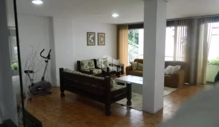 Excelente e espaçoso apartamento no Mont'Serrat.