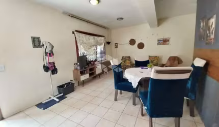 Baixou o valor!!!Casa 3 dormitórios, 2 andares com sacada fechada próximo ao Zaffari Lindóia.