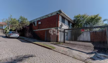 Se você procura um imóvel que possa ser a sede da sua empresa ou o lar dos seus sonhos em um local nobre de Porto Alegre, esta ampla casa é perfeita p