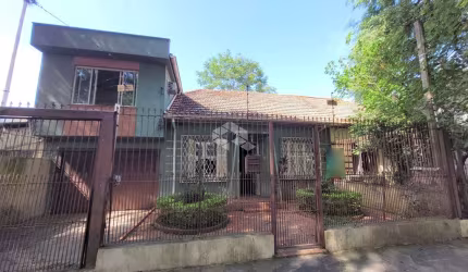 Casa a venda em frente a praça Araribóia, no Petrópolis
