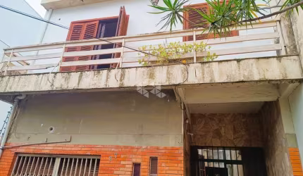 Casa antiga na rua Carlos Trein Filho no bairro Auxiliadora em Porto Alegre para reformar e vender