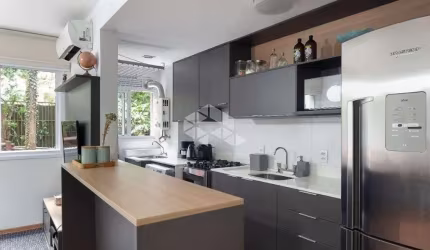 Apartamento em Porto Alegre, bairro Teresópolis. Com 2 dormitórios, sendo 1 suíte, banheiro auxiliar,  1 vaga de garagem coberta e escriturada. Semi m