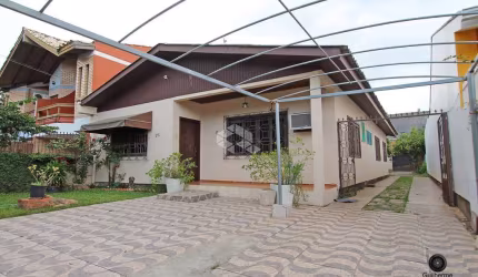 Casa no bairro Guarujá em Porto Alegre, com 3 dormitórios e pátio
