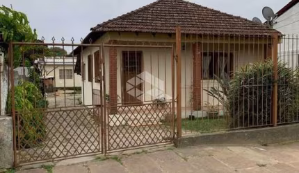 Casa térrea com pátio , terreno com 02 casas