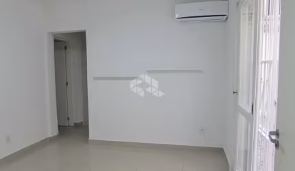 Apartamento 1 dormitório no bairro Petrópolis com área externa lateral e pátio próxima da Encol.