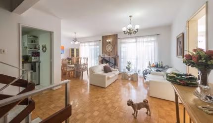 Casa Residencial excelente com 3 dormitórios/quartos ( 1 suíte com closet )