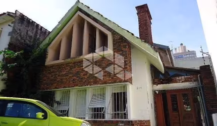 Casa robusta e bem construída em bairro nobre.