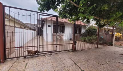 Casa a venda, de 200 metros provativos no bairro Santa Maria Goretti, Porto Alegre