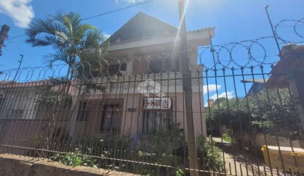 Ampla casa à venda no bairro Vila João Pessoa em Porto Alegre.
