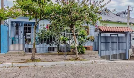 Casa com 5 dormitórios, 1 vaga, 244 m², com pátio, Bairro Vila Nova - Porto Alegre