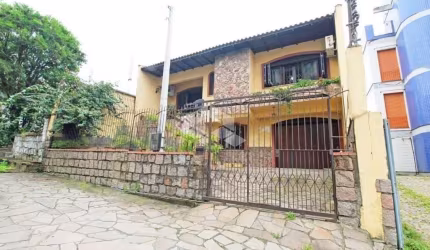 Casa Sobrado à venda no bairro Passo da Areia, em Porto Alegre.