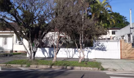 Casa com 80m2,  em terreno de 550m2