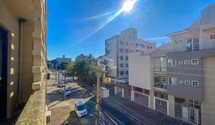 Apartamento 2 dormitórios, sacada frontal, sol norte, 60 m², bairro Petrópolis, Porto Alegre