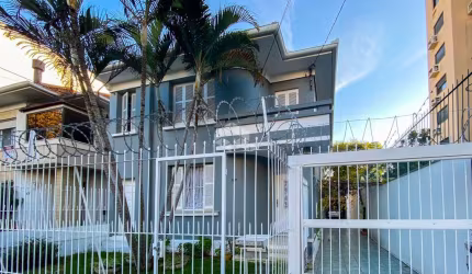 Casa com escritório, 4 dormitórios, 2 vagas, 2 pavimentos 482 m², bairro Santa Cecília - Porto Alegre