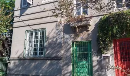 Sobrado a venda no bairro  Floresta. Com 3 dormitórios 2 banheiro com pátio nos fundos