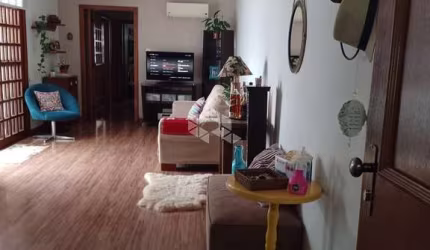 Apartamento à venda, com 3 dormitórios, 2 banheiros, no bairro Petrópolis em Porto Alegre