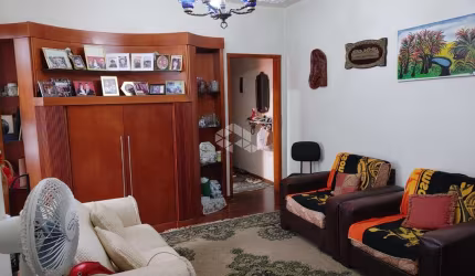 Apartamento no bairro Rio Branco em Porto Alegre de 3 dormitórios e dependência