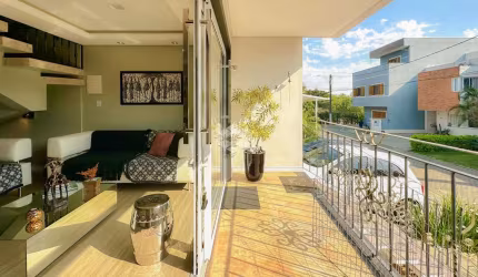 Casa em condomínio com 03 dormitórios e 04 vagas!