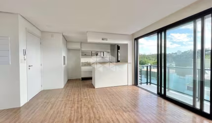 Apartamento 2 dormitórios, sendo 1 suíte, sacada com linda vista, churrasqueira, 2 vagas individuais