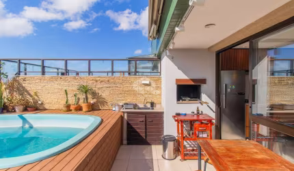 Cobertura reformada com piscina e vista panorâmica!