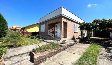 Casa com chapa e um amplo pátio.