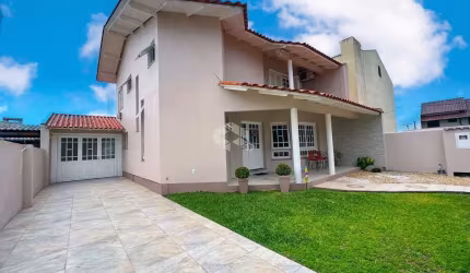 Casa com piscina próxima à Unisc