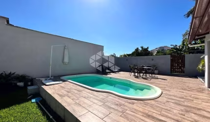 CASA 03 DORMITÓRIOS E PISCINA!