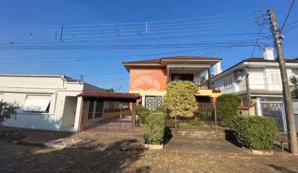 Bela alvenaria em amplo pátio