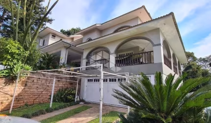 CASA COM 4 DORMITÓRIOS E AMPLO TERRENO