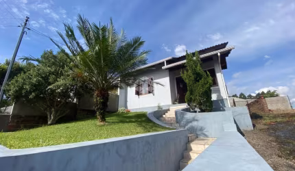CASA COM 2 DORMITÓRIOS E AMPLO PÁTIO EM LINHA SANTA CRUZ