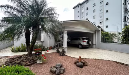 Casa de 4 dormitórios e piscina no bairro Universitário!