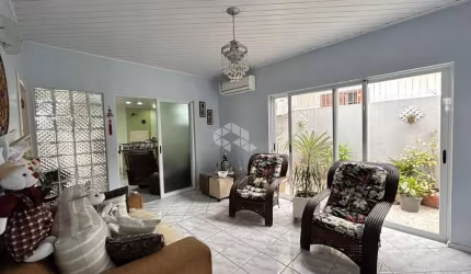 Casa de 4 dormitórios e piscina no bairro Universitário!