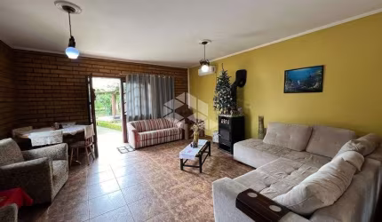 Casa ampla, com 03 dormitórios