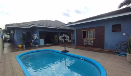 Casa com 3 dormitórios e piscina no Ana Nery