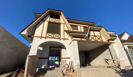 CASA EM ESTILO GERMÂNICO EM CONDOMÍNIO FECHADO!