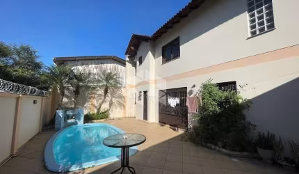 CASA 03 DORMITÓRIOS COM PISCINA PRÓXIMA AO CENTRO