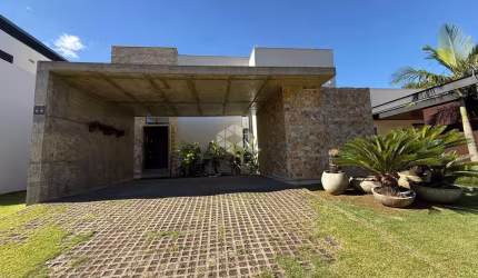 Casa dos sonhos em condomínio Fechado - 03 dormitórios