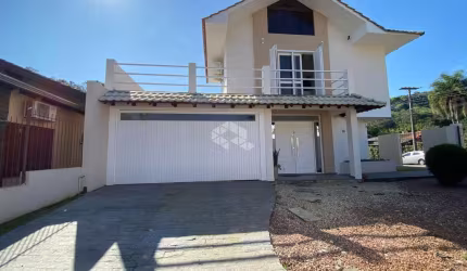 Casa de esquina com espaço gourmet e piscina, proximo do centro em Santa Cruz do Sul